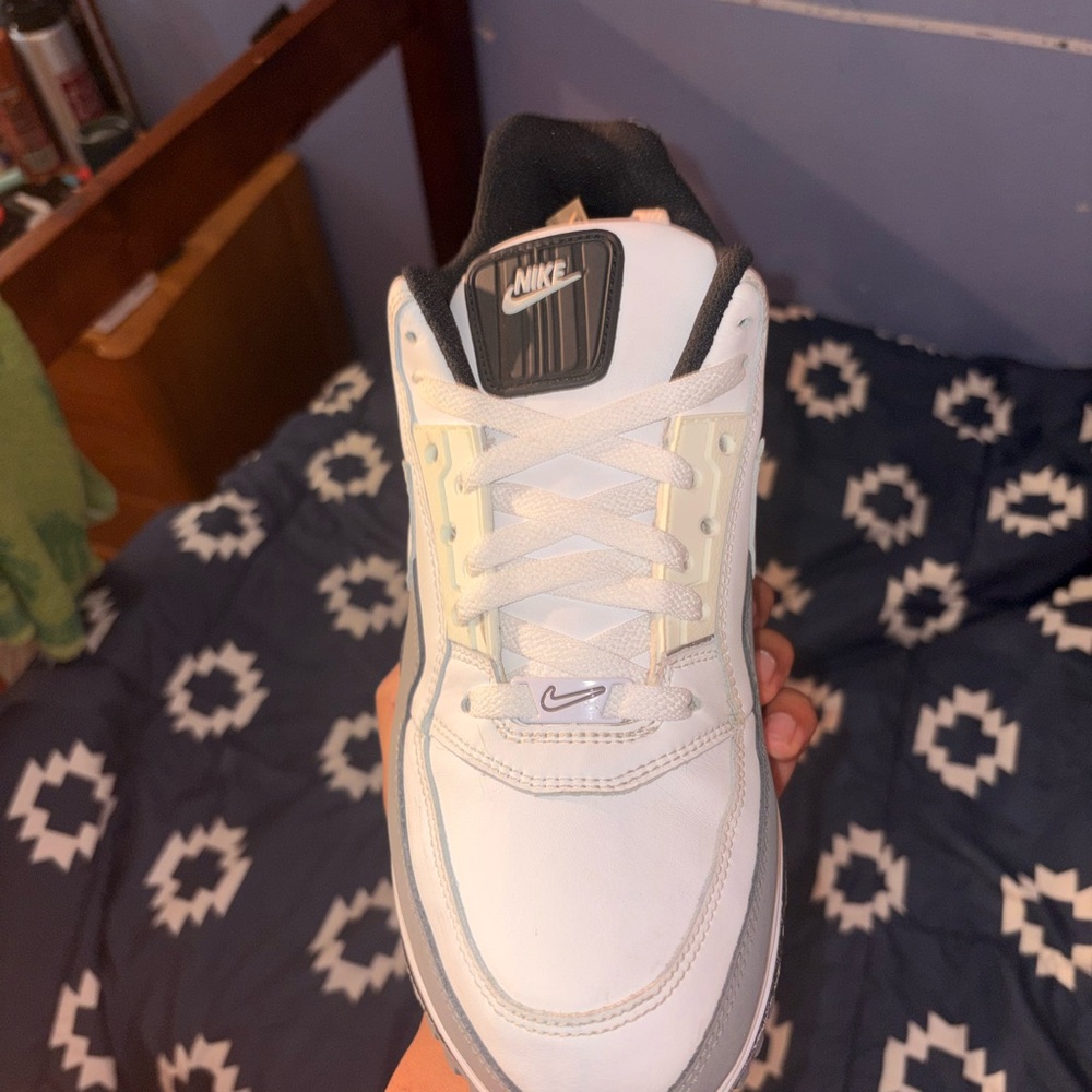 Nike Men’s White and Gray Athletic Sneakers - Picture 3 of 6